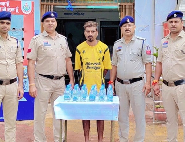 खुर्सीपार में अवैध शराब बिक्री करते आरोपी गिरफ्तार, 30 पौवा और नकदी जब्त