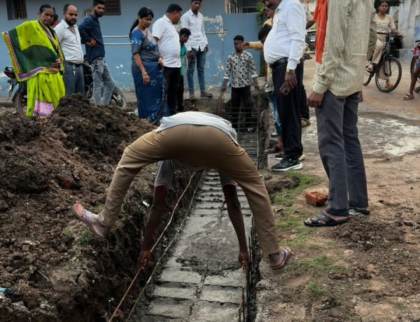नाली निर्माण में गड़बड़ी मिली तो महापौर ने रुकवाया काम, ठेकेदार को लगाई फटकार