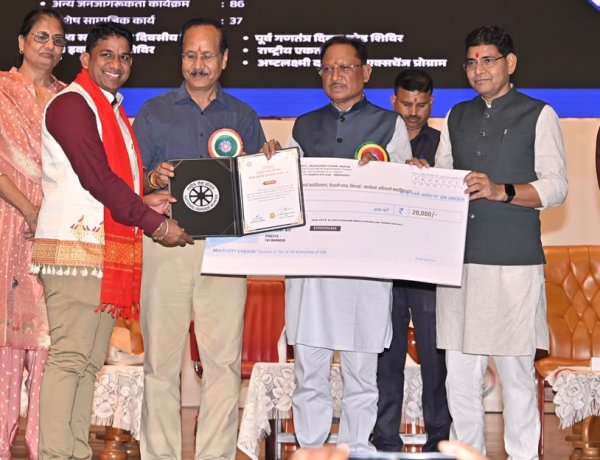 श्रेष्ठ कार्यक्रम अधिकारी सम्मान से नवाजे गए सुरेश कुमार ठाकुर