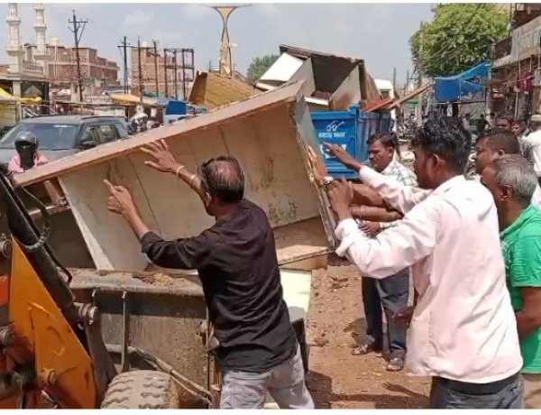 सड़क पर फर्नीचर रखकर कारोबार करना पड़ा महंगा, निगम ने सामान किया जब्त