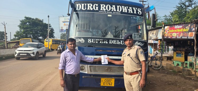 नशे में बस चला रहे थे दो ड्राइवर, ट्रैफिक पुलिस ने दोनों बसें की जब्त