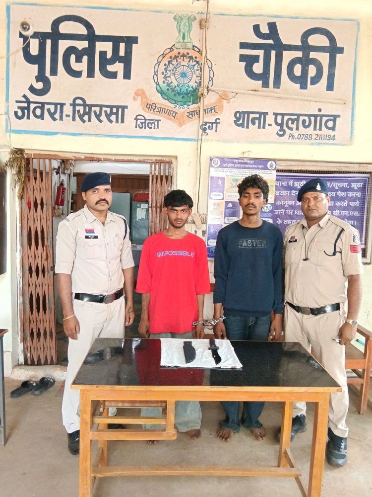 धारदार हथियार लेकर राहगीरों को धमका रहा था युवक, पुलिस ने दबोचा; मारपीट में युवक की जांघ पर किया वार, तीन आरोपी गिरफ्तार