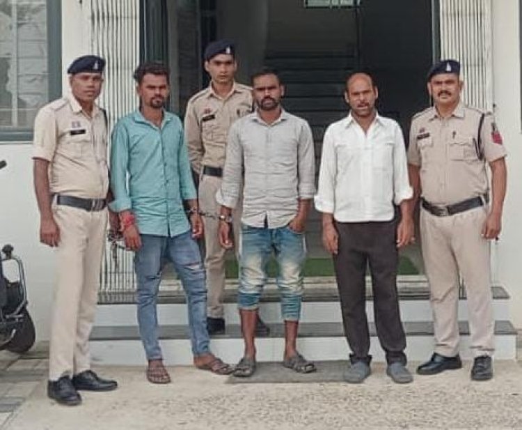 मोबाइल पर बातचीत के विवाद में घर में घुसकर परिवार पर हमला, तीन आरोपी गिरफ्तार