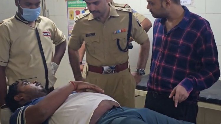 जहरीली शराब कांड के 30 हजार के इनामी बदमाश से पुलिस की मुठभेड़, पैर में लगी गोली