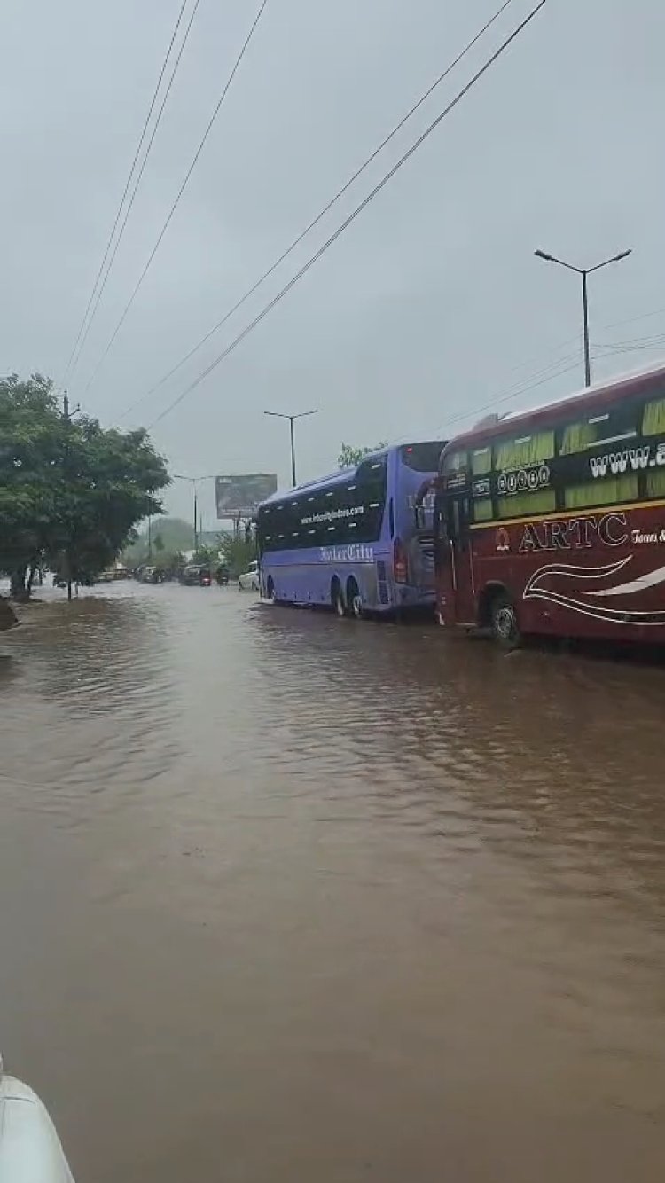 चंदनडीह में जलभराव से रायपुर-दुर्ग हाईवे पर थमी रफ्तार, ट्रैफिक पुलिस ने जारी किया डायवर्जन