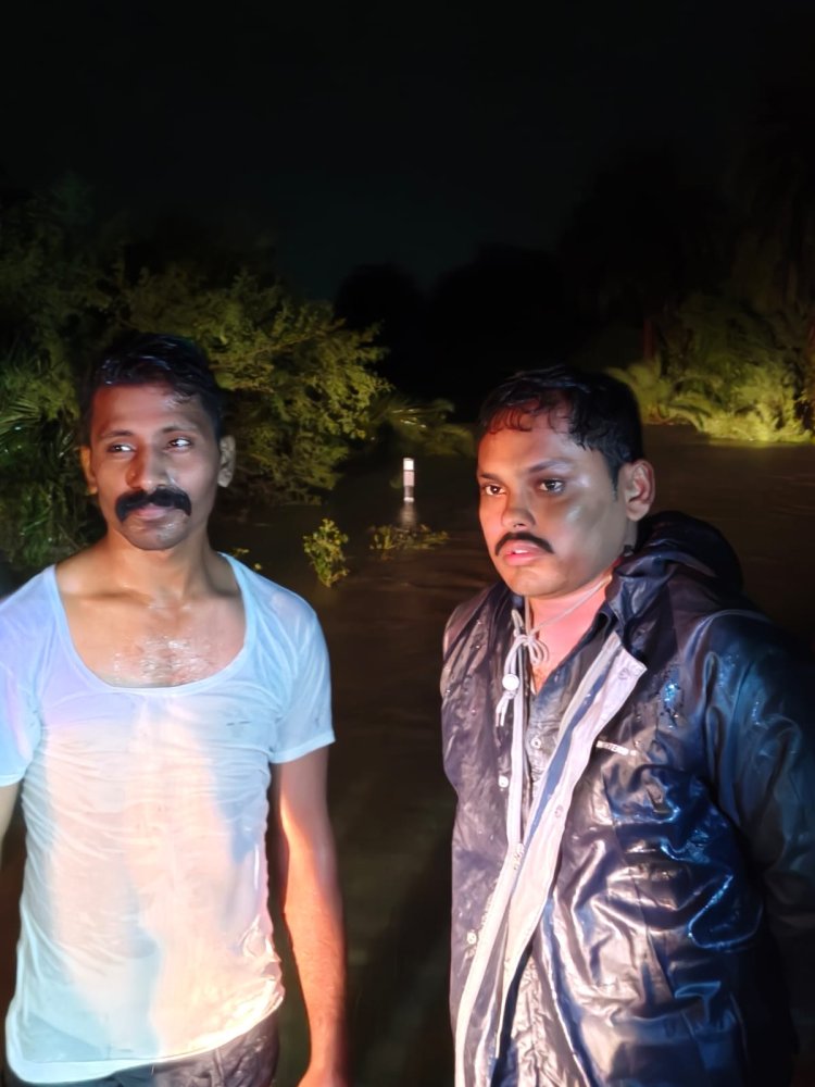 तेज बहाव में बाइक सहित बहा युवक, पेड़ के सहारे लटका रहा; पुलिस ने सुरक्षित बचाया
