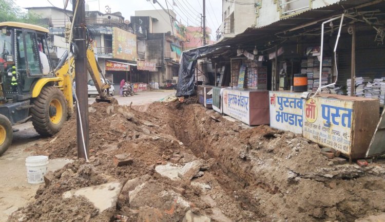 मां पुस्तक भंडार का कारनामा, अवैध नाली निर्माण के लिए खोद दी 20 फीट लंबी सड़क, निगम का एक्शन, थाने में शिकायत