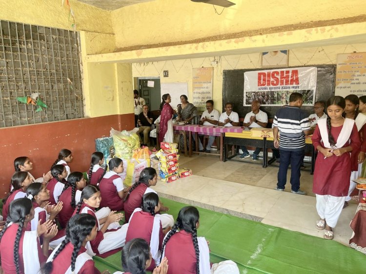 भगत सिंह की जयंती पर दिशा ने 54 जरूरतमंद बच्चों को बांटे जूते