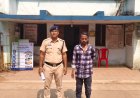रेलवे स्टेशन जाने वाले मार्ग पर धारदार हथियार लहराकर लोगों को धमका रहा था युवक, नेवई पुलिस ने घेराबंदी कर पकड़ा