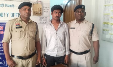 न्यू खुर्सीपार में बटनदार चाकू लेकर राहगीरों को धमका रहा युवक गिरफ्तार