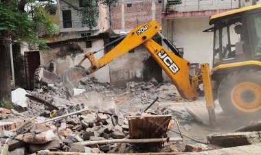 मॉडल टाउन में सड़क पर बना अवैध टीन शेड हटाया, निगम की अतिक्रमण पर कार्रवाई