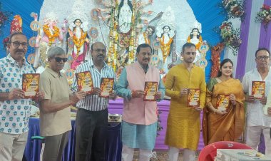 माँ दुर्गा के पंडाल में पहुंचे सांसद बघेल, पत्रिका का विमोचन