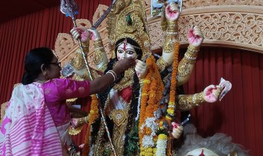 सिंदूर खेला के साथ मां दुर्गा को दी विदाई, महिलाओं ने की सुख-समृद्धि की कामना