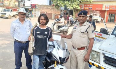 खबारी शीर्षक दुर्ग में मॉडिफाइड साइलेंसर वाली R1 बाइक पर यातायात पुलिस की कार्रवाई, 5 हजार का जुर्माना