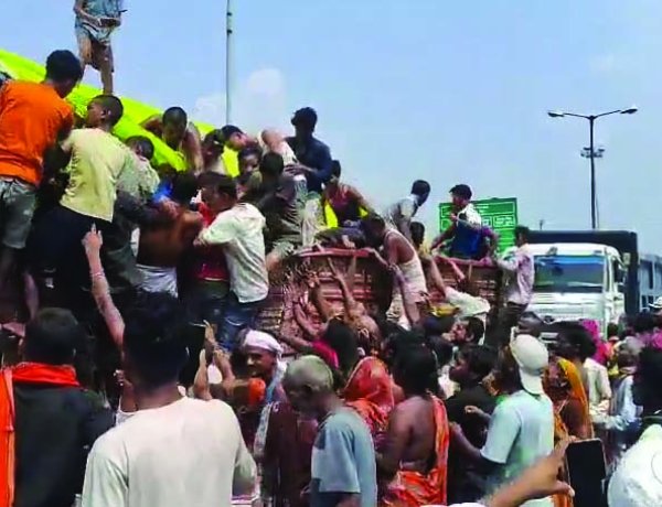 शराब लदा ट्रक पलटा, ग्रामीणों ने मचाई शराब की लूट, महिला-बच्चे समेत ग्रामीण सड़क पर बिखरी बोतलें समेटने टूट पड़े