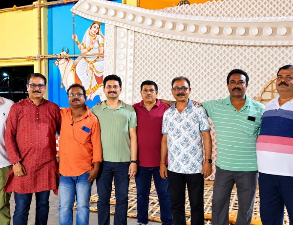 वैशालीनगर कालीबाड़ी में 50वें दुर्गोत्सव की भव्य तैयारी, कोलकाता के कलाकार बना रहे आकर्षक पंडाल