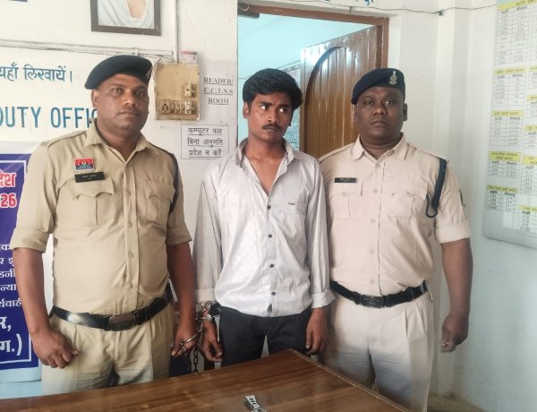 न्यू खुर्सीपार में बटनदार चाकू लेकर राहगीरों को धमका रहा युवक गिरफ्तार