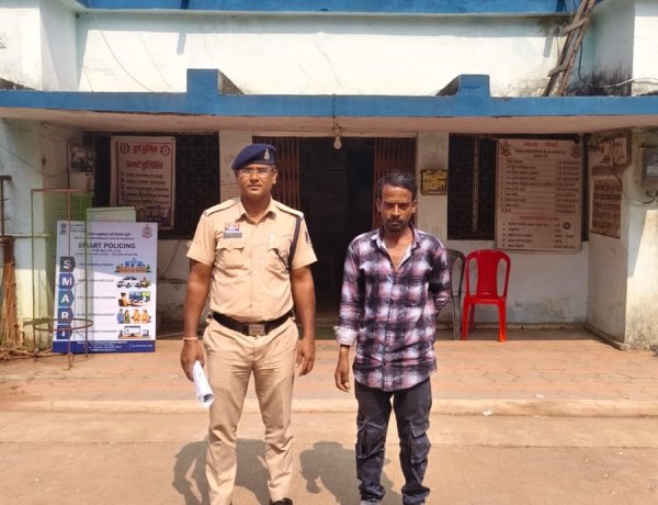 रेलवे स्टेशन जाने वाले मार्ग पर धारदार हथियार लहराकर लोगों को धमका रहा था युवक, नेवई पुलिस ने घेराबंदी कर पकड़ा