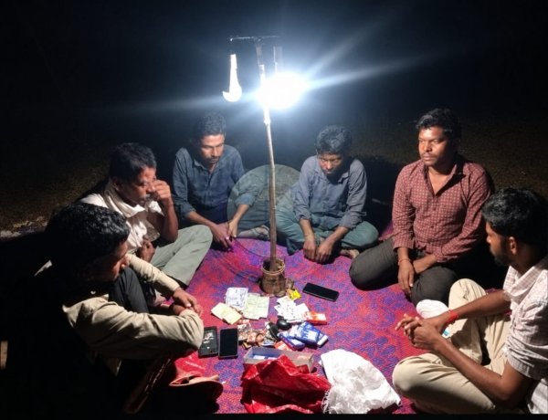 तालाब किनारे चल रहा था 52 पत्ती का खेल, धमधा पुलिस ने 6 जुआरियों को पकड़ा