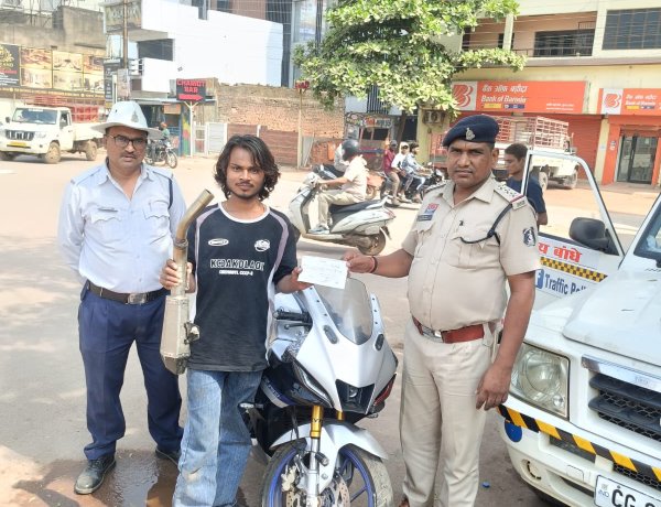खबारी शीर्षक दुर्ग में मॉडिफाइड साइलेंसर वाली R1 बाइक पर यातायात पुलिस की कार्रवाई, 5 हजार का जुर्माना