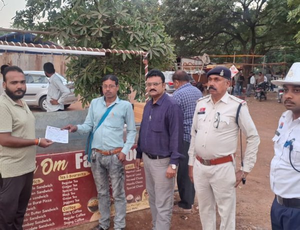 सिविक सेंटर में अवैध ठेला-गुमटियों पर निगम की कार्रवाई, चार दुकानदारों पर 15 हजार का जुर्माना