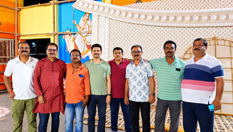 वैशालीनगर कालीबाड़ी में 50वें दुर्गोत्सव की भव्य तैयारी, कोलकाता के कलाकार बना रहे आकर्षक पंडाल