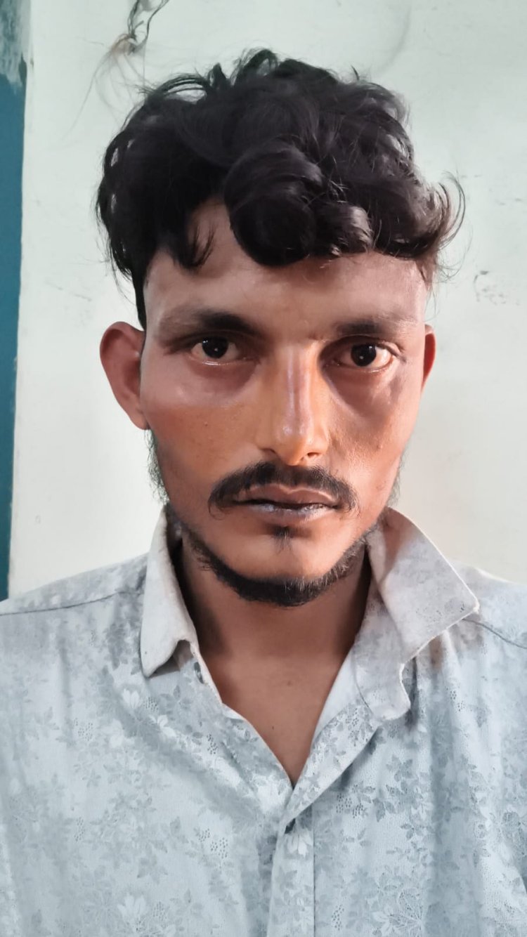घर का दरवाजा खुला छोड़कर सोया युवक, मोबाइल चोरी के आरोप में एक गिरफ्तार