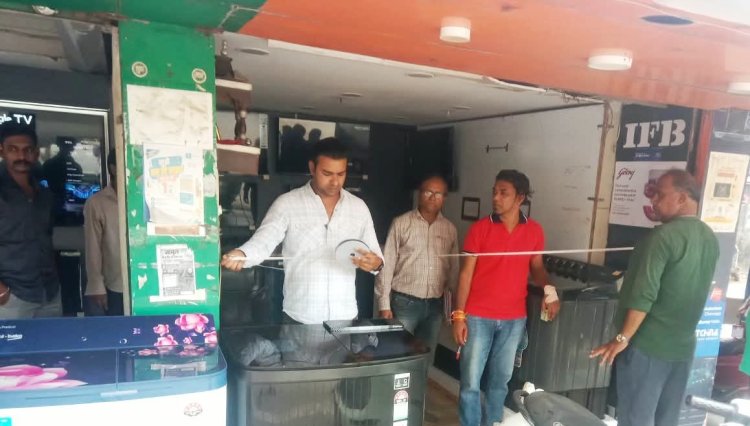 आकाशगंगा मार्केट के बरामदों पर अतिक्रमण की मार्किंग, निगम की कार्रवाई की तैयारी