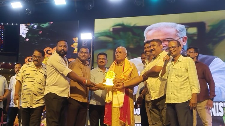 हाउसिंग बोर्ड कालीबाड़ी में दुर्गोत्सव की धूम, पूर्व मुख्यमंत्री भूपेश बघेल ने किए मां दुर्गा के दर्शन, काजोल चक्रवर्ती का हुआ सम्मान