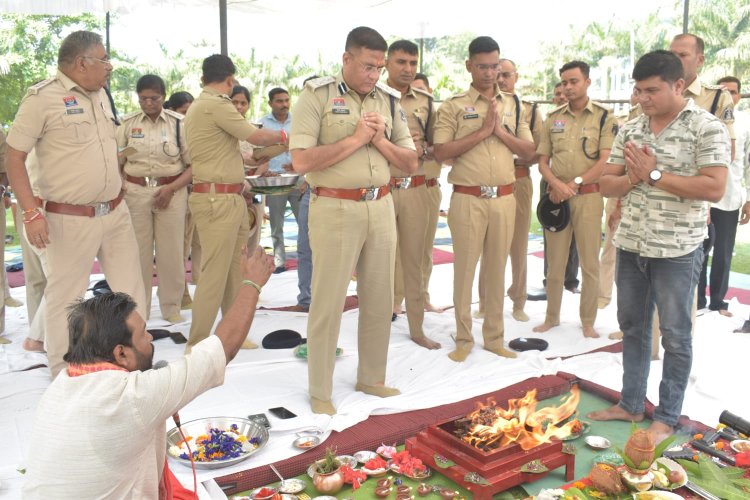 दुर्ग पुलिस लाइन में शस्त्र पूजा, वाहनों का पूजन कर किया हवन
