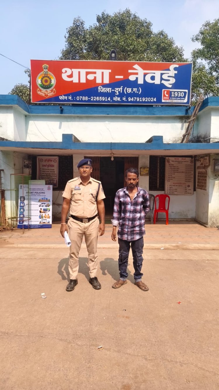 रेलवे स्टेशन जाने वाले मार्ग पर धारदार हथियार लहराकर लोगों को धमका रहा था युवक, नेवई पुलिस ने घेराबंदी कर पकड़ा