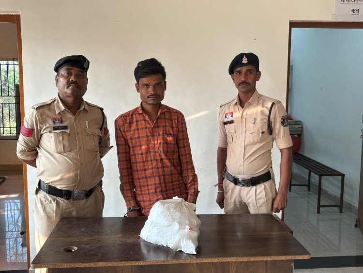 पोटिया रोड नाला के पास अवैध शराब बेचते युवक को पुलिस ने पकड़ा