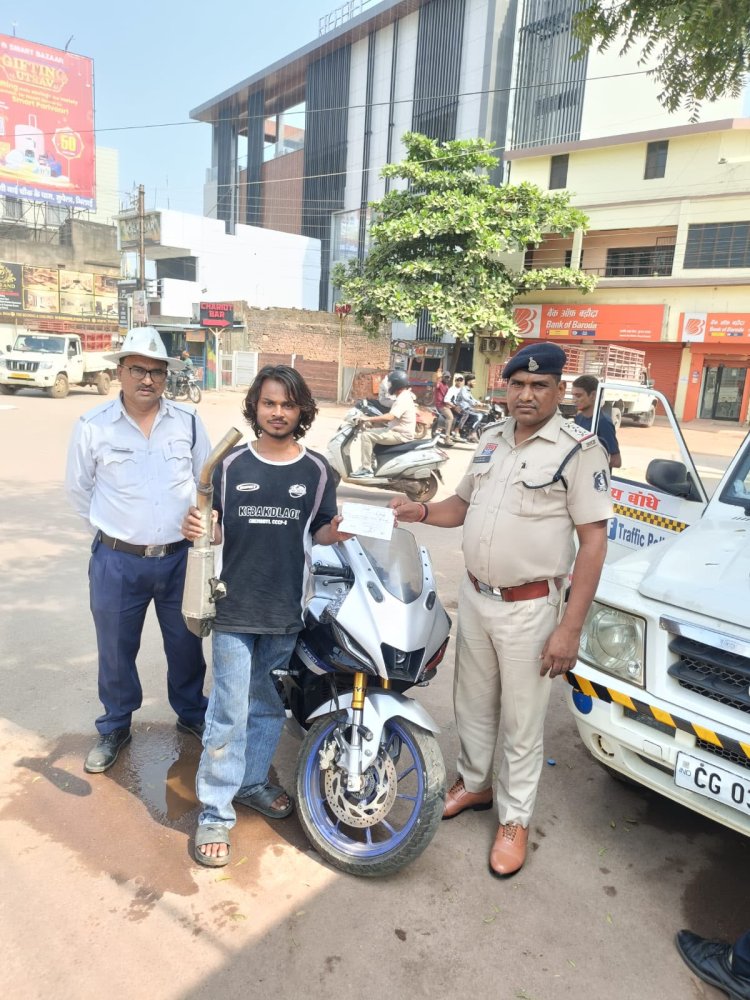 खबारी शीर्षक दुर्ग में मॉडिफाइड साइलेंसर वाली R1 बाइक पर यातायात पुलिस की कार्रवाई, 5 हजार का जुर्माना