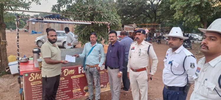 सिविक सेंटर में अवैध ठेला-गुमटियों पर निगम की कार्रवाई, चार दुकानदारों पर 15 हजार का जुर्माना